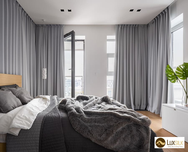 Rèm màu xám ghi mang lại vẻ đẹp sang trọng và ấm cúng cho phòng ngủ lớn