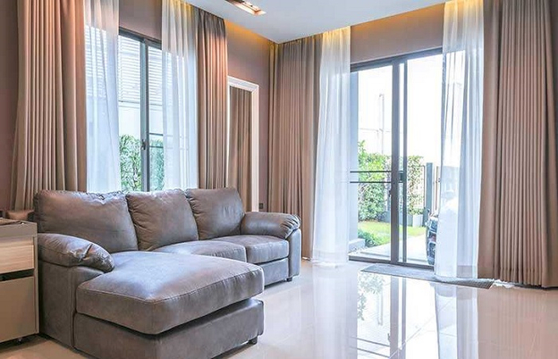 Sự kết hợp tinh tế giữa lớp vải cản sáng và lớp voan mỏng tạo nên vẻ đẹp đẳng cấp